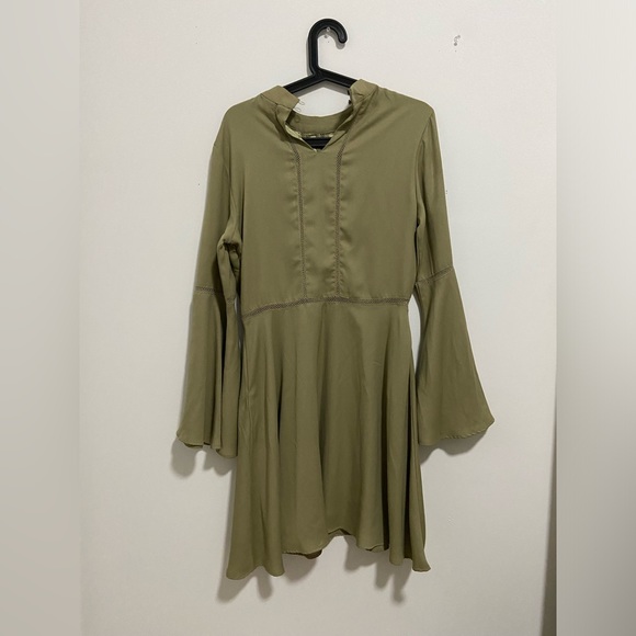 An olive green flows dress from Kazo in size Medium - Picture 2 of 3
